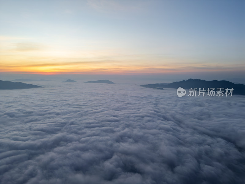 航拍云海之上的山峦