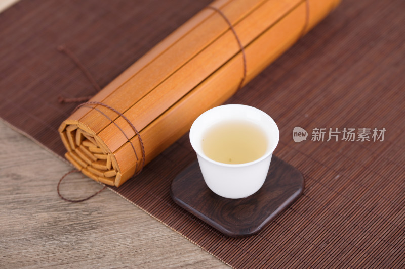 一杯茶和一卷竹简书籍