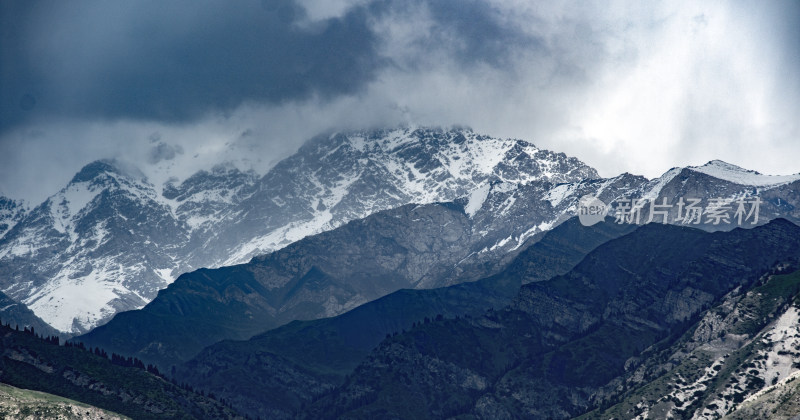 雪山与草原自然景观