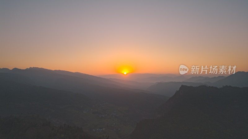 夕阳西下山峦倒影风景