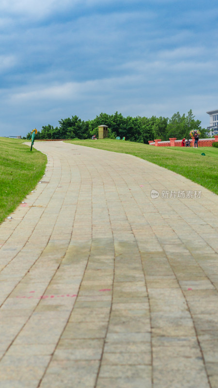 福建福州青年广场的草坪绿小路