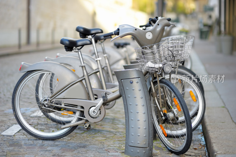 街边停放的共享自行车