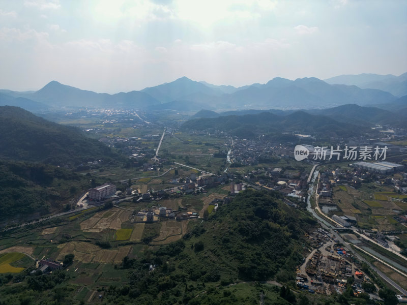 航拍蓝天白云下的青山河流村庄风光