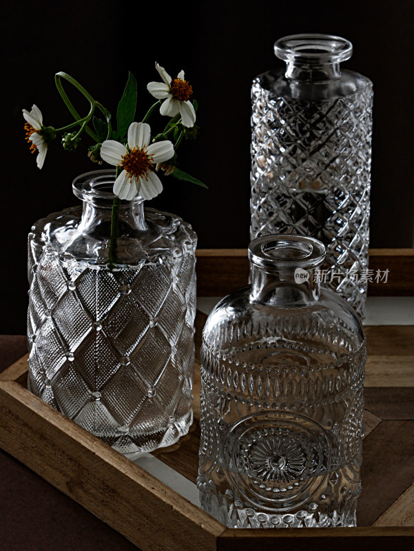 桌面上的几个玻璃花瓶