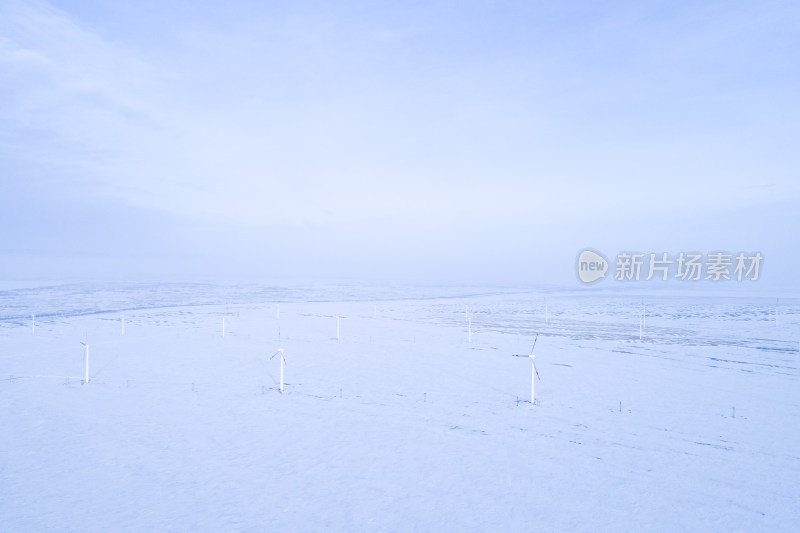 冬季雪地里的风力发电场