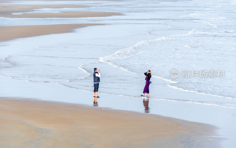 海滩上漫步的游客