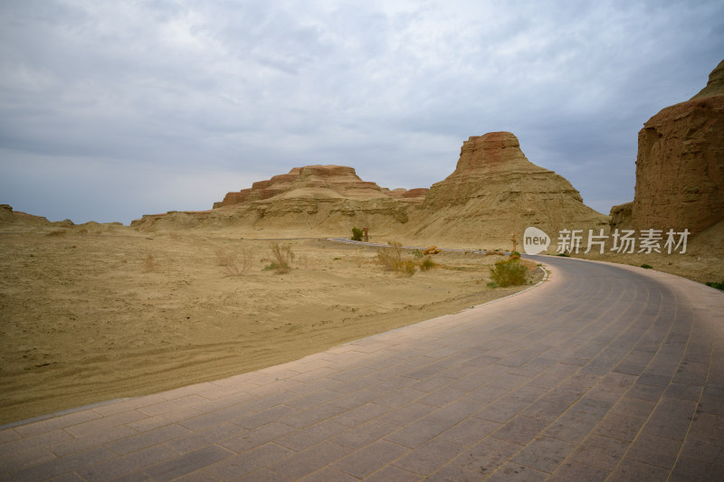 夏季白天新疆克拉玛依魔鬼城自然风光