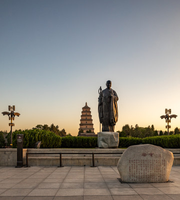 清晨的西安大雁塔大雁塔南广场玄奘雕塑景观