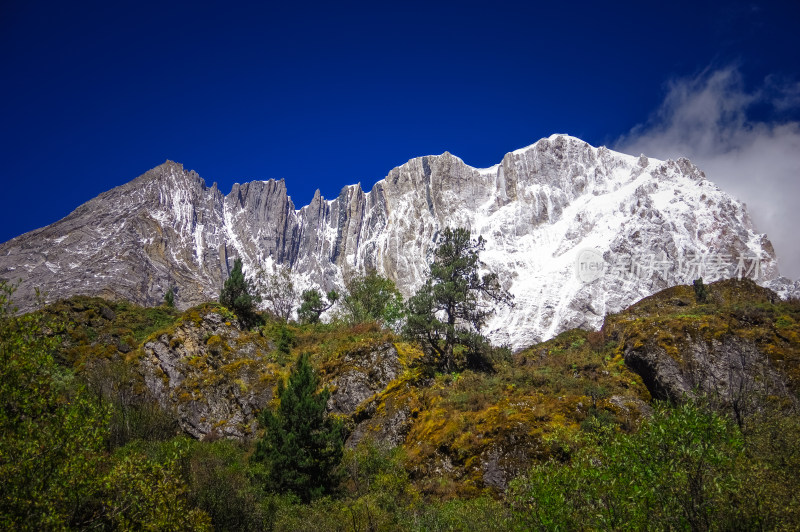 稻城亚丁宏伟雪山风景