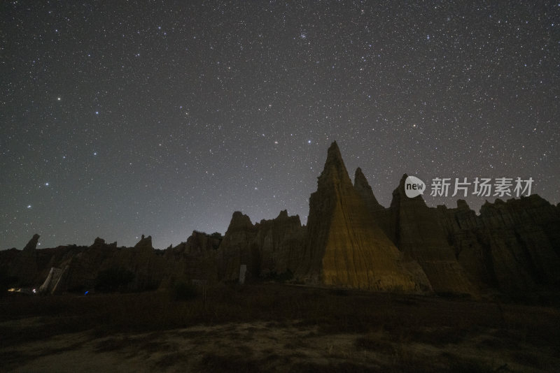 云南土林星空下的独特地貌自然景观