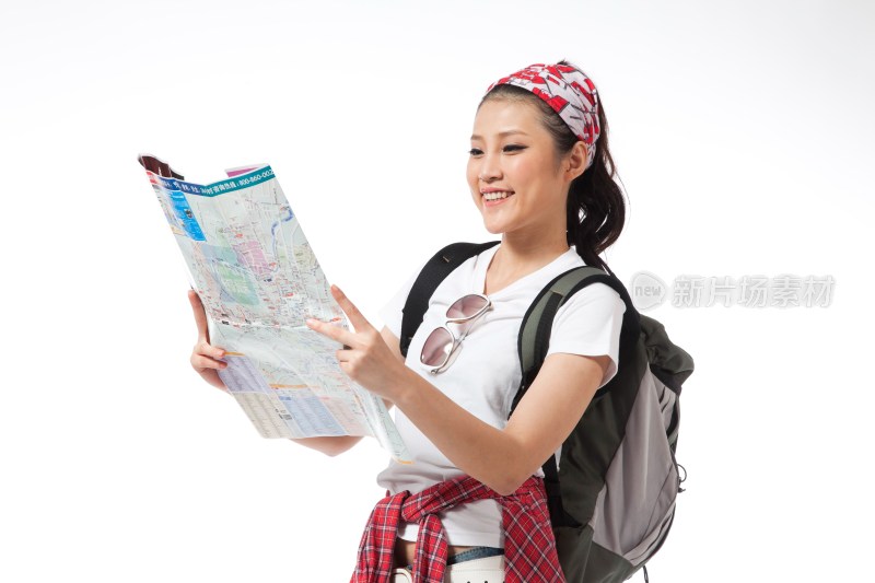 棚拍年轻女人户外旅行拿着地图