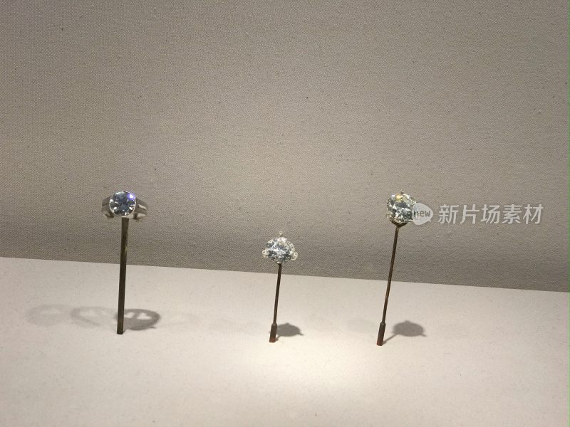 故宫博物院三颗钻石耳钉展品