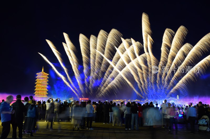 长沙铜官窑人群观赏烟花与塔楼夜景