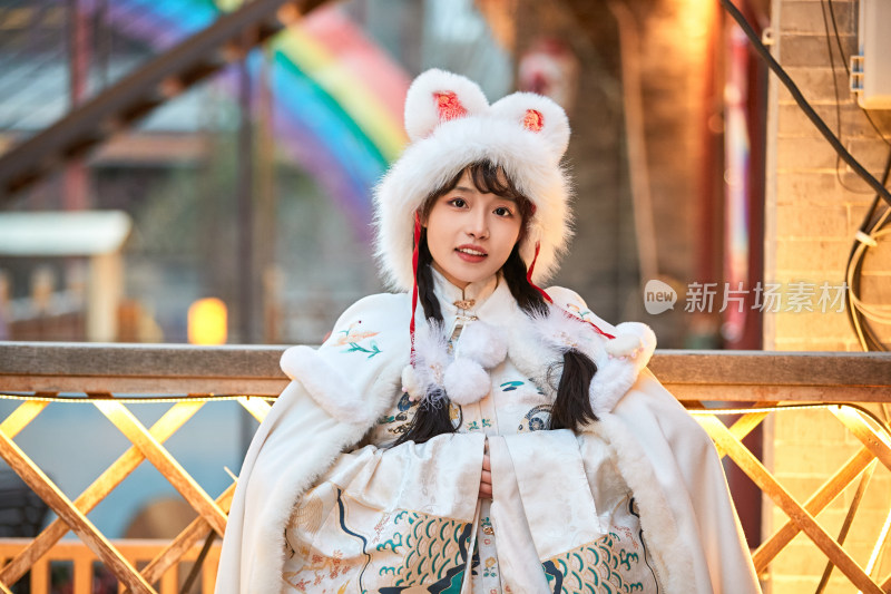 身穿古装汉服可爱的的东方少女