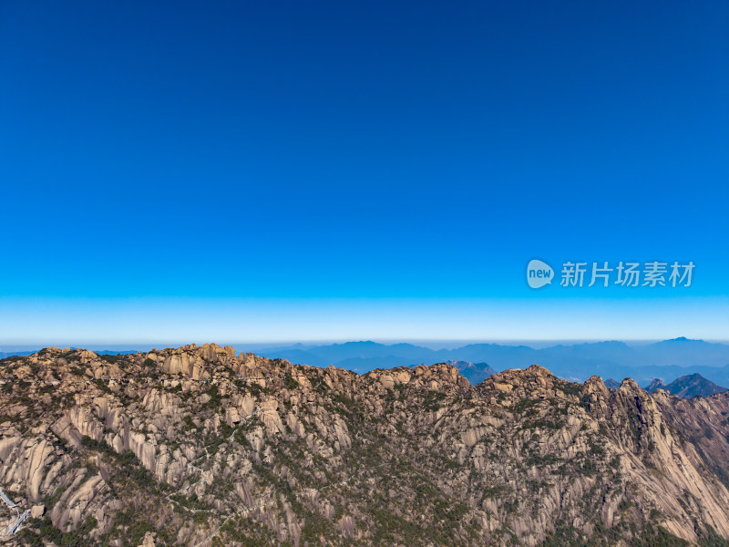 险峻陡峭山峰航拍图