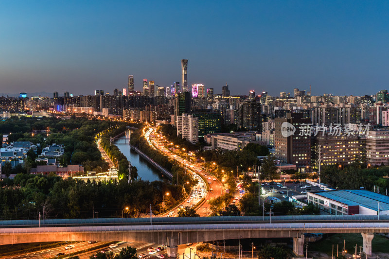 北京夜色 中国尊下的车流与河畔景致