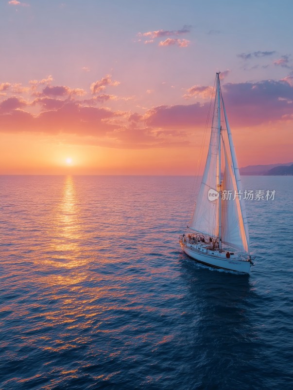 扬帆起航的帆船