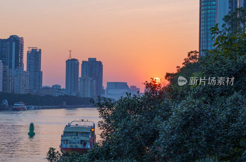 广州珠江岸城市高楼建筑与黄昏夕阳落日