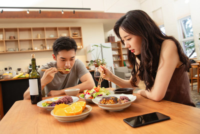 年轻夫妇在家用餐