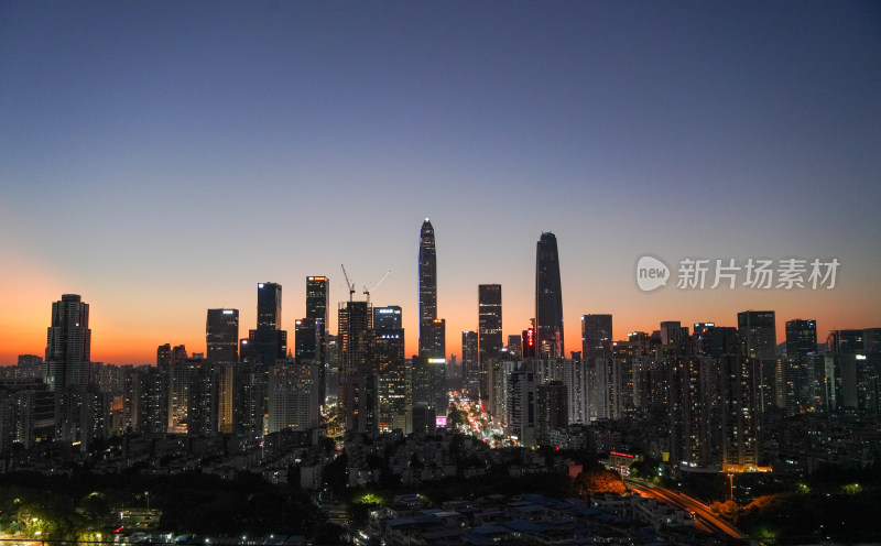 城市夜景鸟瞰，高楼林立灯火辉煌的景象