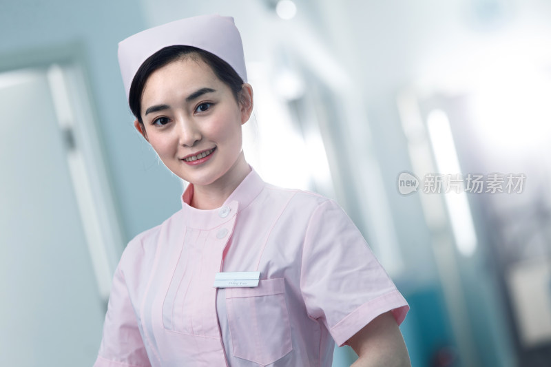年轻的女护士在医院走廊