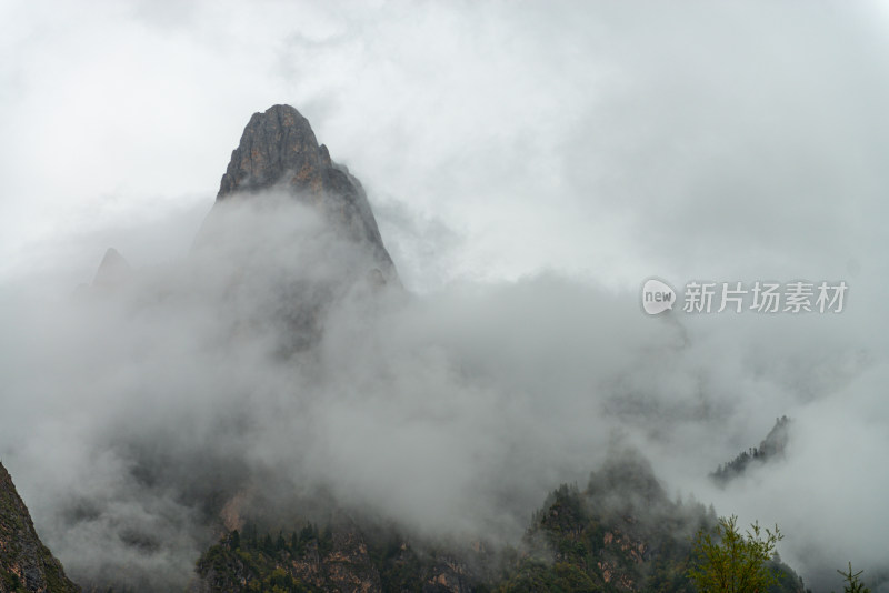 云雾缭绕的山峰