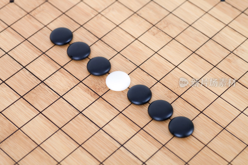 棋盘上一排围棋子