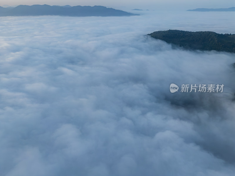 航拍云海山峦