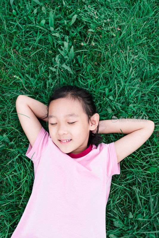 躺在茂盛的草坪上的中国女孩