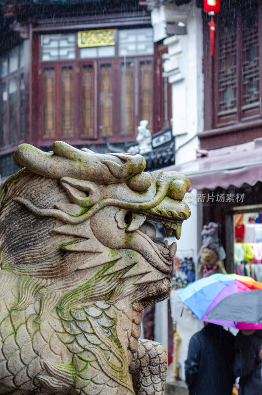 上海城隍庙门前的麒麟雕塑迎着雨水