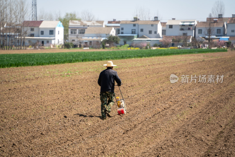 春耕耕种农民犁地