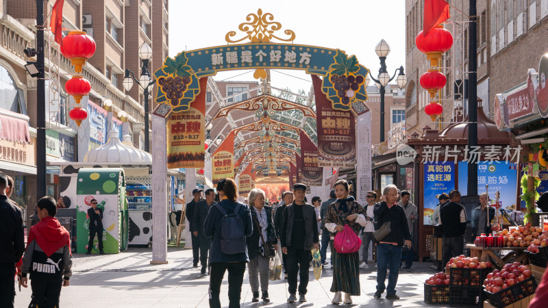 中秋节假期在中国新疆国际大巴扎游玩的游客