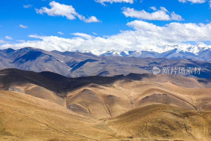 日喀则加乌拉山连绵雪山自然景观