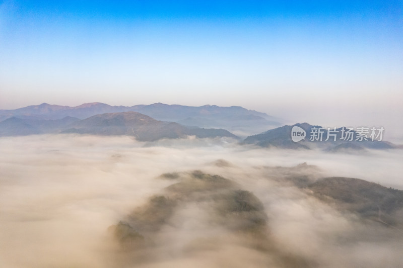 清晨迷雾山川乡村航拍图