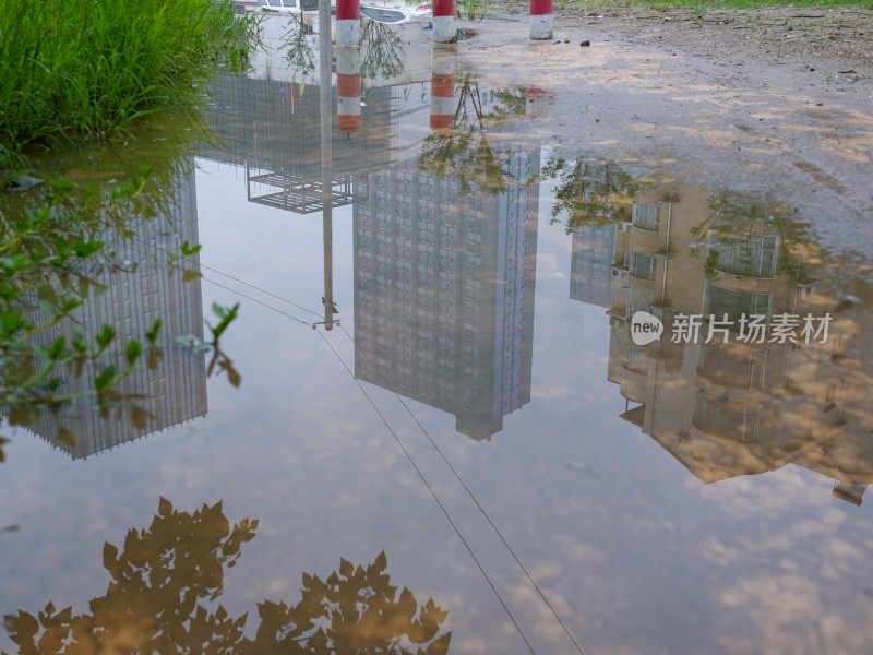 水中的城市倒影