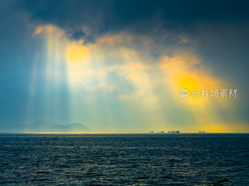 日落时海景映衬着戏剧性的天空