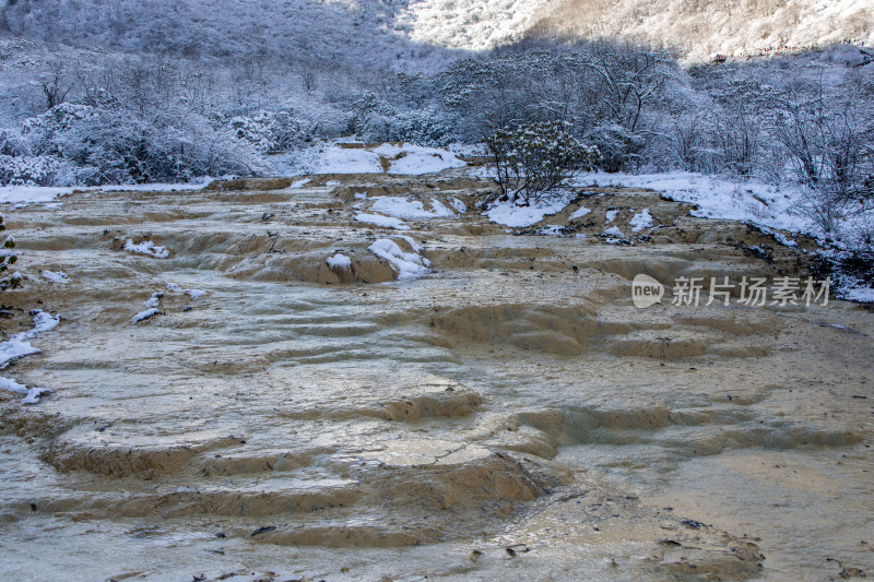 四川阿坝州黄龙景区冬日雪后钙化池