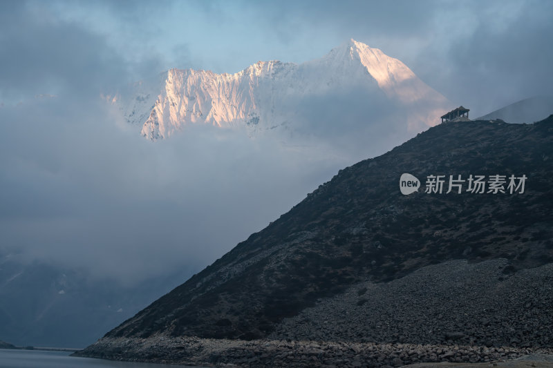 西藏山南洛扎秘境库拉岗日雪山壮丽景色