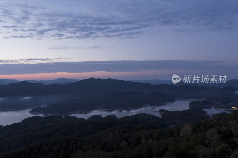 山间云雾缭绕的壮美自然风光全景