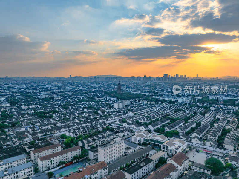 航拍夕阳下苏州古城区北寺塔高新区同框