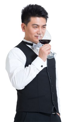 棚拍中年商务男士端酒杯