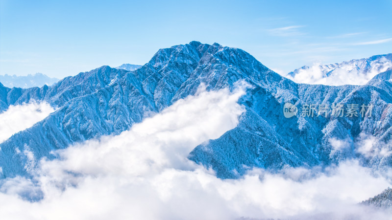 四川成都西岭雪山上空的云海群山航拍