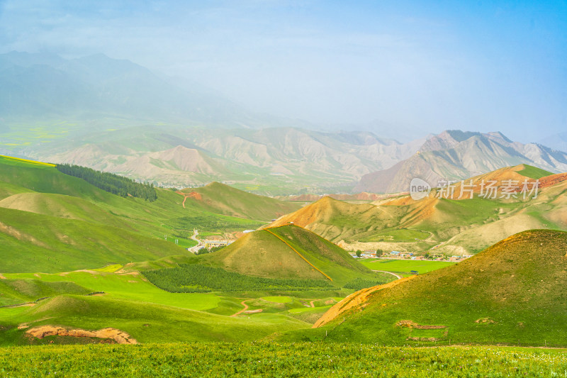 青海祁连县卓尔山景区，夏季起伏的高山牧场