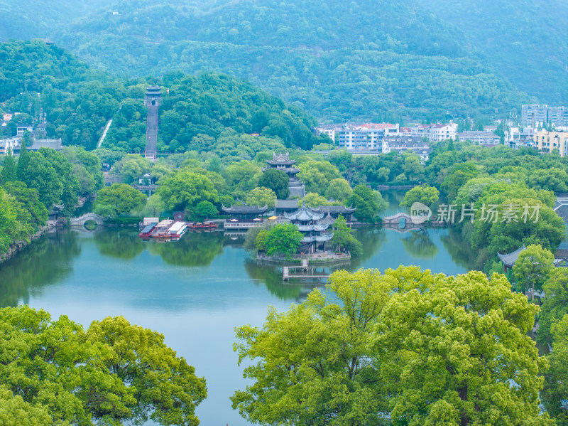 航拍浙江省台州市临海市东湖景区紫阳古街