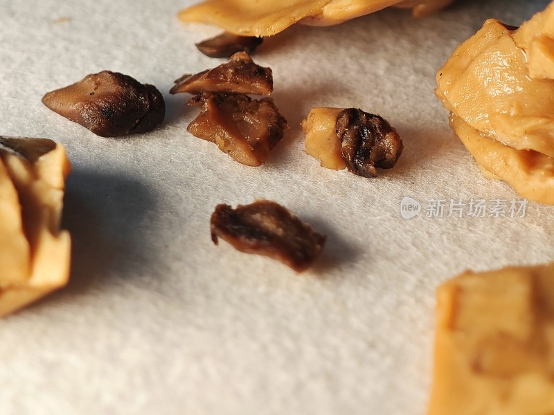 散落的块状豆干食物特写