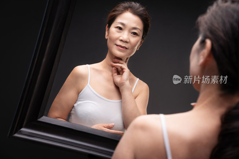 中年女人照镜子