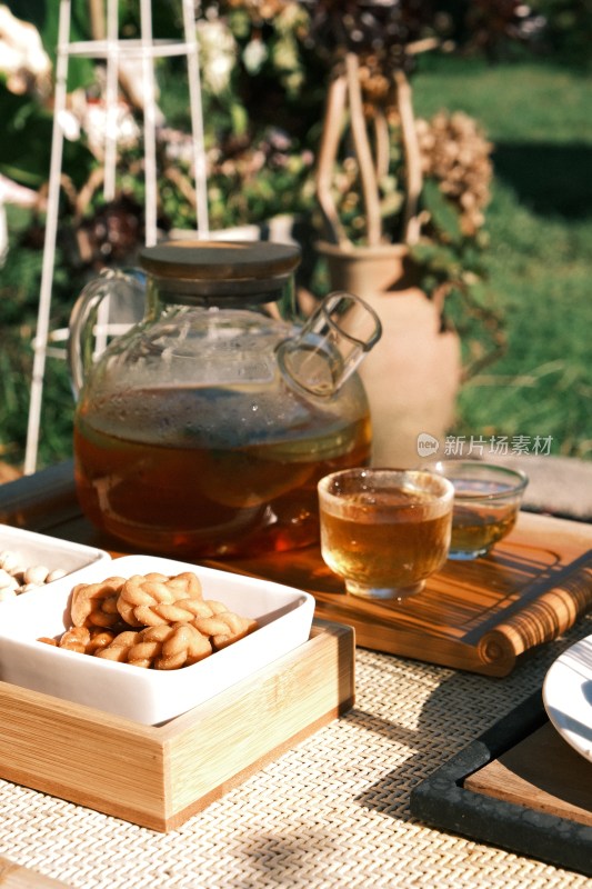 户外茶几上的茶饮与零食