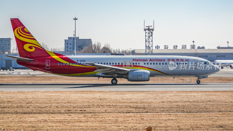 海南航空飞机于机场跑道景象