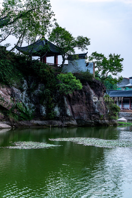 湖北黄冈东坡赤壁建筑倒影景观