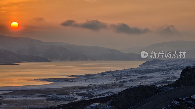 雪山湖泊间的壮美日出景观